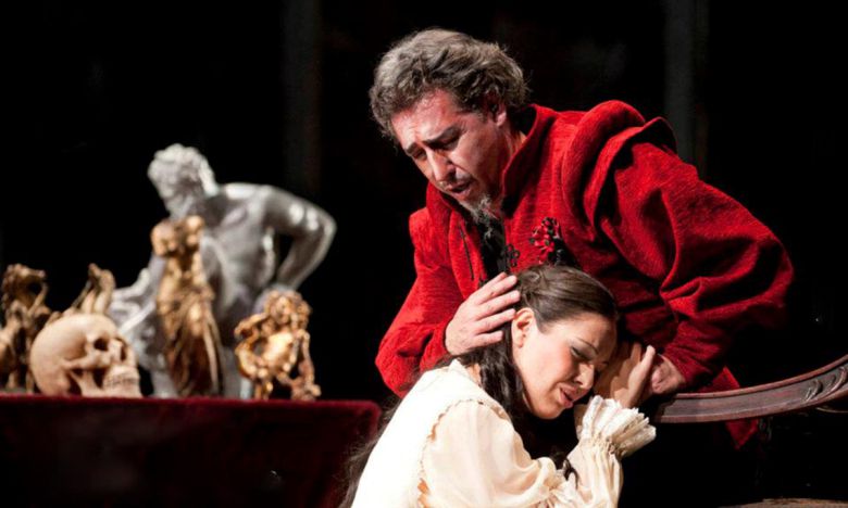 베르디 작품 해석에 탁월하다는 평가를 받는 이탈리아 성악가 알베르토 가잘레(오른쪽)가 오페라 ‘리골레토’의 주인공 리골레토를 연기하고 있다. 솔오페라단 제공