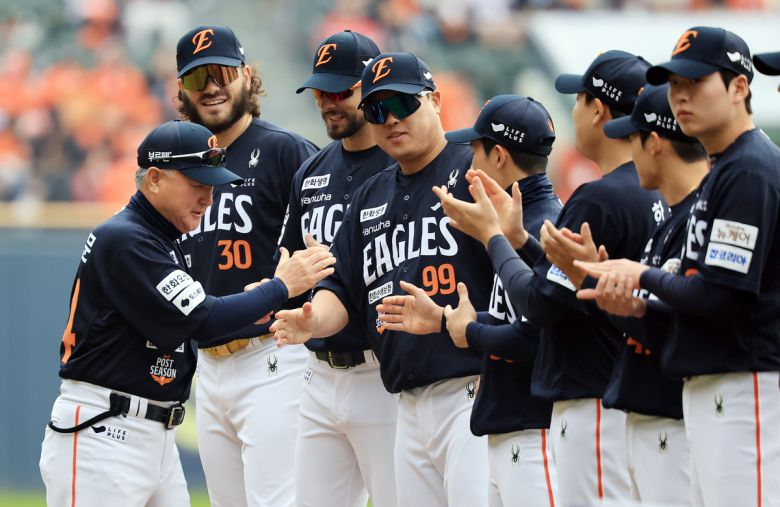 26일 서울 잠실야구장에서 열리는 프로야구 2025 신한 SOL뱅크 KBO 포스트시즌 한국시리즈 1차전 한화 이글스와 LG 트윈스의 경기를 앞두고 한화 김경문 감독이 식전 행사에서 선수들과 인사를 나누고 있다. 뉴스1