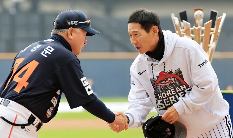 26일 서울 잠실야구장에서 열리는 프로야구 2025 신한 SOL뱅크 KBO 포스트시즌 한국시리즈 1차전 한화 이글스와 LG 트윈스의 경기를 앞두고 한화 김경문 감독과 LG 염경엽 감독이 식전 행사에서 인사를 나누고 있다. 뉴스1