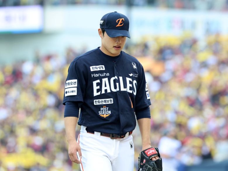 26일 서울 잠실야구장에서 열린 2025 KBO 한국시리즈 1차전 한화 이글스와 LG 트윈스의 경기, 5회말 한화 선발 문동주가 교체되고 있다. 뉴시스