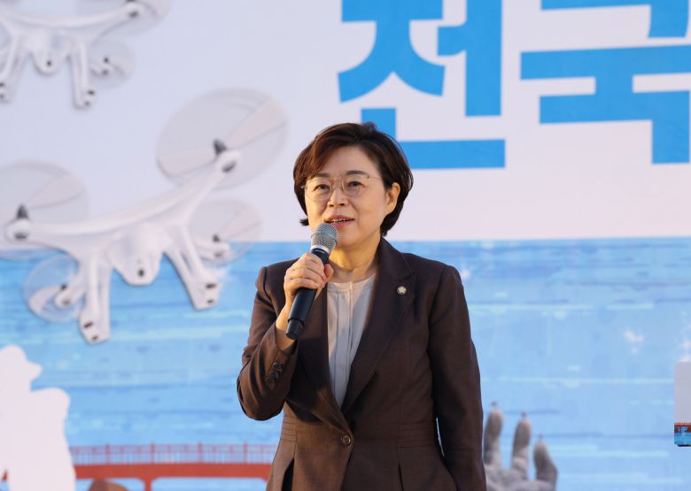 김정재 국회의원이 축사를 하고 있다.