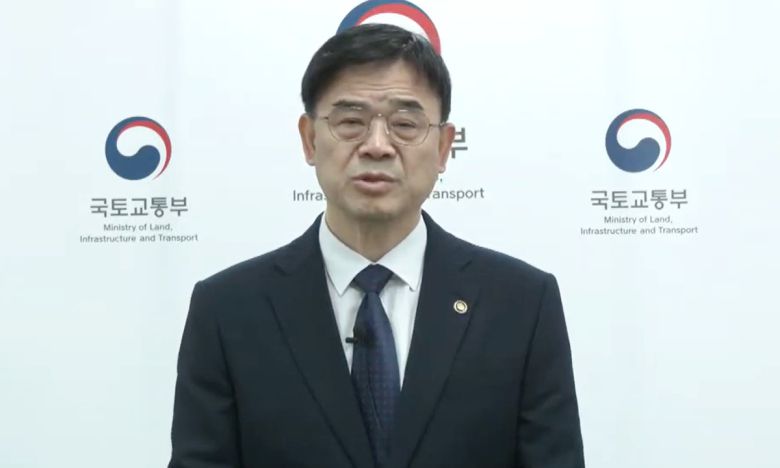 이상경 전 국토교통부 1차관이 지난 23일 국토부 유튜브 계정을 통해 대국민 사과문을 발표하고 있다. 국토교통부 유튜브 캡처