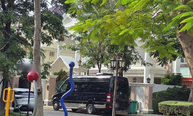 지난 26일(현지시간) 한국 청년들이 갇혀있는 것으로 추정되는 캄보디아 프놈펜의 한 고급주택 앞에 소형버스 등이 주차돼있다. 연합뉴스