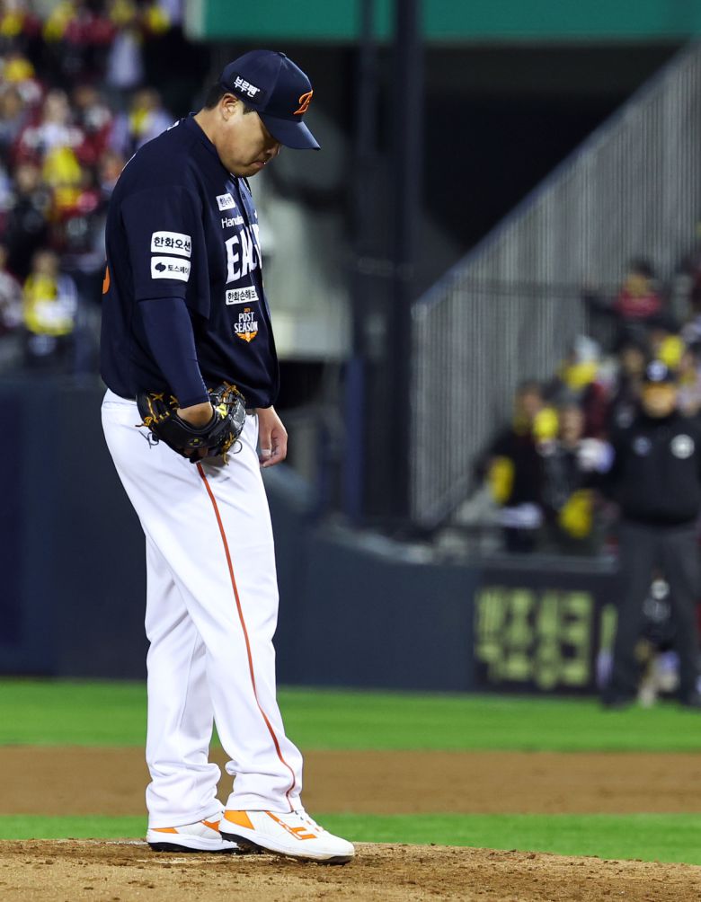 27일 서울 송파구 잠실야구장에서 열린 2025 KBO 한국시리즈 2차전 한화 이글스와 LG 트윈스의 경기, 3회말 2사 1루 상황 한화 선발투수 류현진이 LG 박동원에게 투런홈런을 맞고 아쉬워하고 있다. 뉴시스
