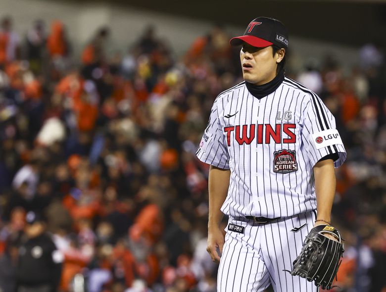 27일 서울 송파구 잠실야구장에서 열린 2025 KBO 한국시리즈 2차전 한화 이글스와 LG 트윈스의 경기, 4회초 2사 만루상황에서 무실점으로 마무리한 LG 세번째 투수 김진성이 덕아웃으로 들어가고 있다. 뉴시스