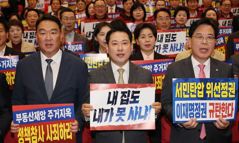 부동산 정책 규탄 국민의힘 전국 광역의원 및 강원도 기초의원 연수 참석자들이 27일 서울 여의도 국회 의원회관에서 이재명정부 부동산 정책 규탄 구호를 외치고 있다. 앞줄 왼쪽부터 정희용 당 사무총장, 장동혁 대표, 송언석 원내대표. 연합뉴스