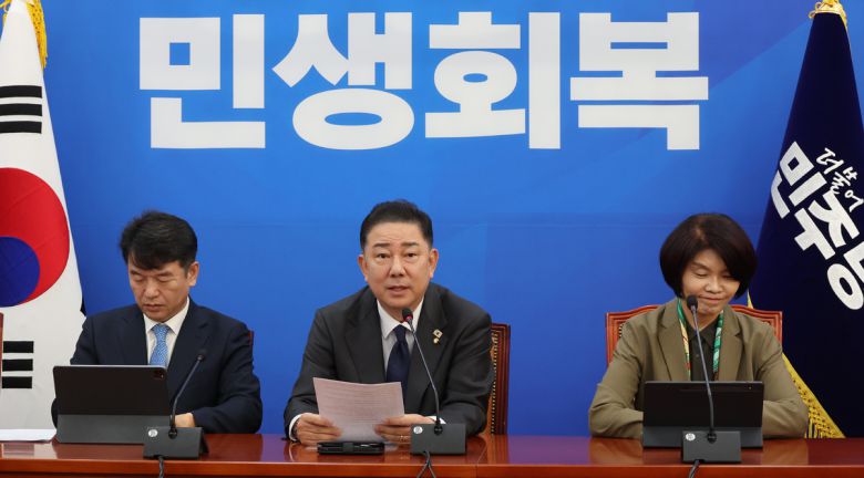 與 ‘무정쟁 주간’ 제안 더불어민주당 김병기 원내대표가 28일 서울 여의도 국회에서 열린 국정감사대책회의에서 발언하고 있다. 민주당은 이번주 열리는 경주 아시아태평양경제협력체(APEC·에이펙) 정상회의를 앞두고 국민의힘에 ‘무정쟁 주간’을 제안했다. 허정호 선임기자