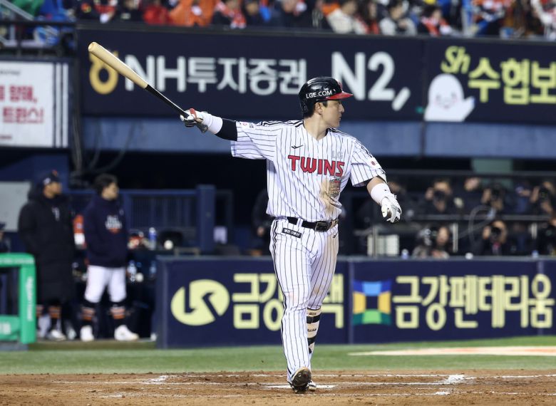 27일 서울 잠실야구장에서 열린 프로야구 2025 신한 SOL뱅크 KBO 포스트시즌 한국시리즈 2차전 한화 이글스와 LG 트윈스의 경기, LG 박동원이 3회말 2사 1루 상황에서 2점 홈런을 터뜨리고 있다. 뉴스1