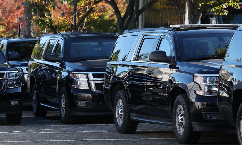 경주 도착한 美 경호차량 28일 경북 경주시 한 호텔 앞에 미국 정부 소속 번호판이 부착된 특수 차량들이 줄지어 주차돼 있다. 일부 차량에선 미 경호처 소속으로 보이는 인력들이 경호를 서고 있는 모습이 목격됐다. 경주=연합뉴스