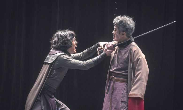 흥행 기록을 세우며 일곱번째 시즌 10주년 기념공연을 펼치게 된 연극 ‘조씨고아, 복수의 씨앗’. 자신의 출신 내력을 알게 된 조씨고아(이형훈)가 이를 알려준 정영(하성광) 목에 칼을 대고 있다. 국립극단 제공