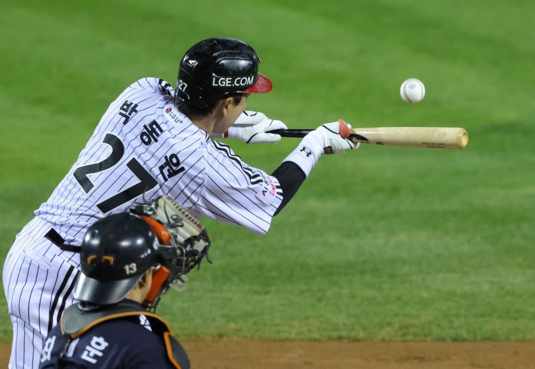 27일 오후 서울 송파구 잠실야구장에서 열린 2025 KBO 한국시리즈 2차전 한화 이글스와 LG 트윈스의 경기, 7회말 무사 2루 상황에서 LG 박동원이 희생 번트를 치고 있다. 뉴시스