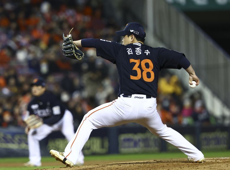 27일 오후 서울 송파구 잠실야구장에서 열린 2025 KBO 한국시리즈 2차전 한화 이글스와 LG 트윈스의 경기, 4회말 한화 두번째 투수 김종수가 공을 던지고 있다. 뉴시스