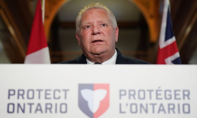 더그 포드 캐나다 온타리오주(州) 총리가 27일(현지시간) 토론토에서 열린 기자회견에 참석해 발언하고 있다. 단상의 테이블에 ‘온타리오를 (미국의 관세 공격으로부터) 지켜내자’라는 구호가 적혀 있다. AP연합뉴스
