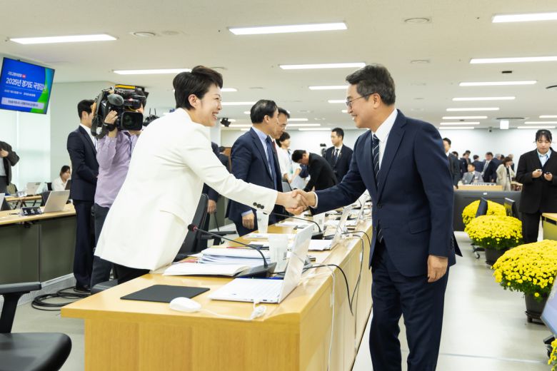 20일 국회 국토교통위원회 경기도 국정감사에서 악수하는 김동연 지사(오른쪽)와 김은혜 의원. 경기도 제공