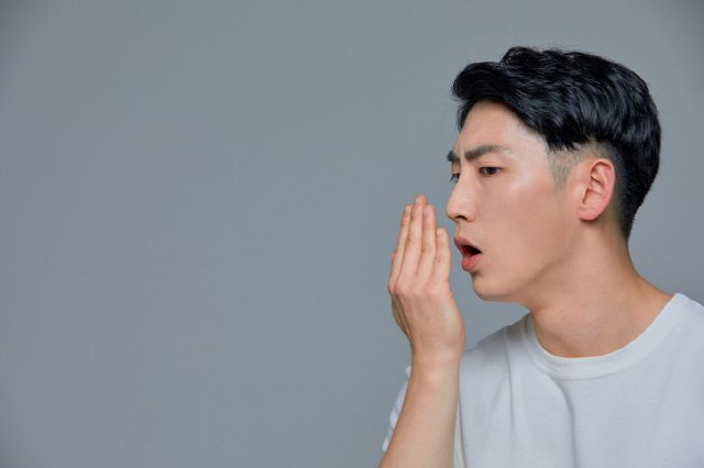 입 냄새는 ‘건강의 거울’이다. 단순히 구취를 없애는 것을 넘어 입안의 세균과 침의 균형을 되찾는 작은 습관이 전신 건강의 출발점이 된다. 게티이미지