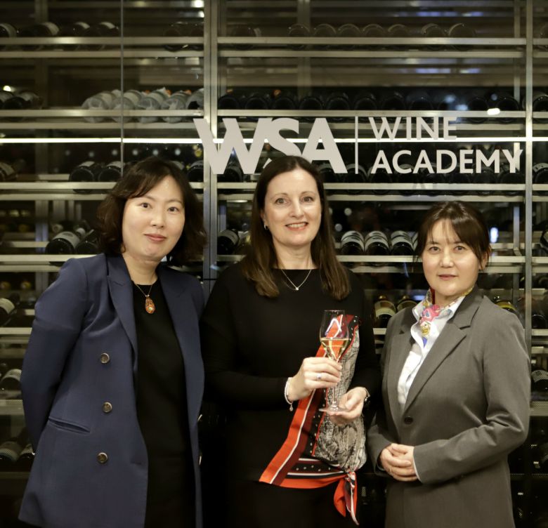 왼쪽부터 박수진 원장,  WSET CEO 미셸 브램튼, 김상미 원장.