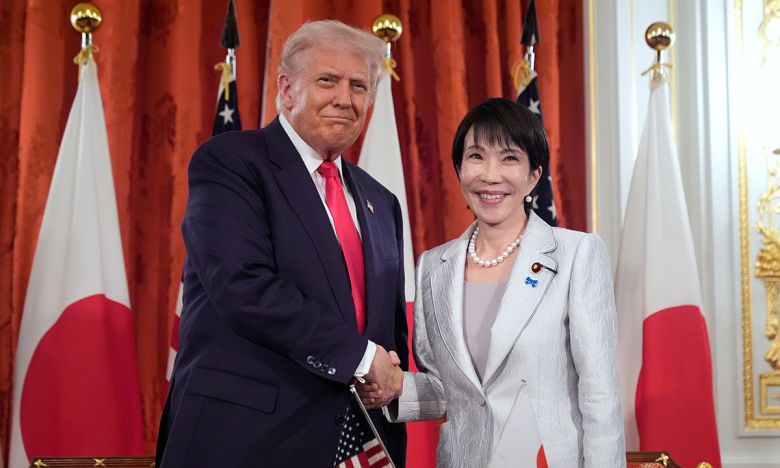 도널드 트럼프(왼쪽) 미국 대통령과 다카이치 사나에 일본 총리가 28일 일본 도쿄 모토아카사카 영빈관에서 희토류 공급망 협정서에 서명하면서 악수하고 있다. AP연합뉴스