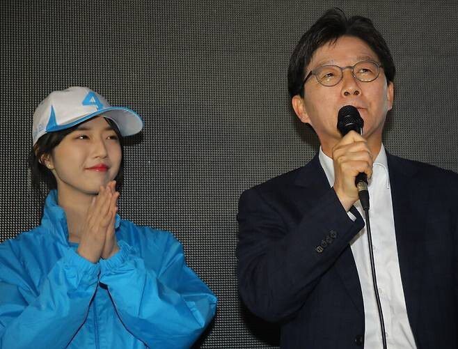 2017년 4월 유승민 당시 대선후보(오른쪽)가 서울 홍익대입구에서 딸 유담씨와 유세를 하고 있다. 연합뉴스