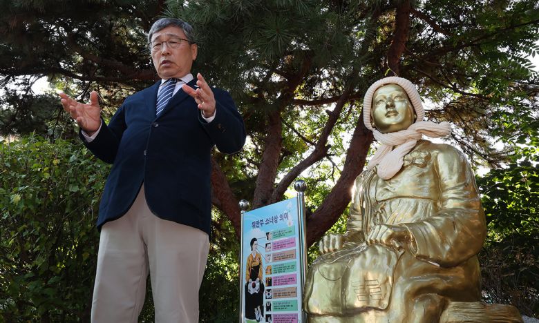 정근식 서울시교육감이 29일 서울의 한 고등학교 내 평화의 소녀상을 방문하고 있다. 뉴스1