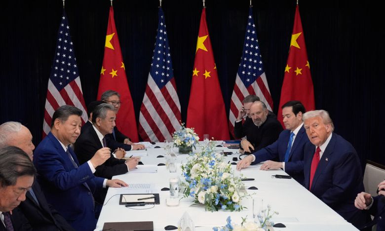 마주 앉은 트럼프·시진핑 도널드 트럼프 미국 대통령(오른쪽)과 시진핑 중국 국가주석(왼쪽)이 30일 김해국제공항 내 나래마루에서 회담하고 있다. 양국 정상은 이날 회담에서 희토류 수출통제 유예와 관세 인하에 합의했다. 부산=AP연합뉴스