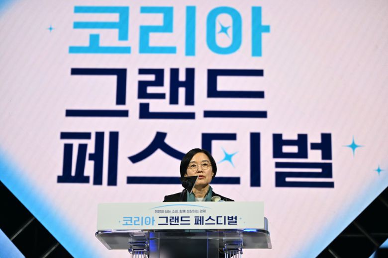한성숙 중소벤처기업부장관이 지난 28일 오후 광주 동구 국립아시아문화전당 하늘마당에서 열린 코리아그랜드페스티벌 개막식에서 개회사를 하고 있다. 광주=뉴시스
