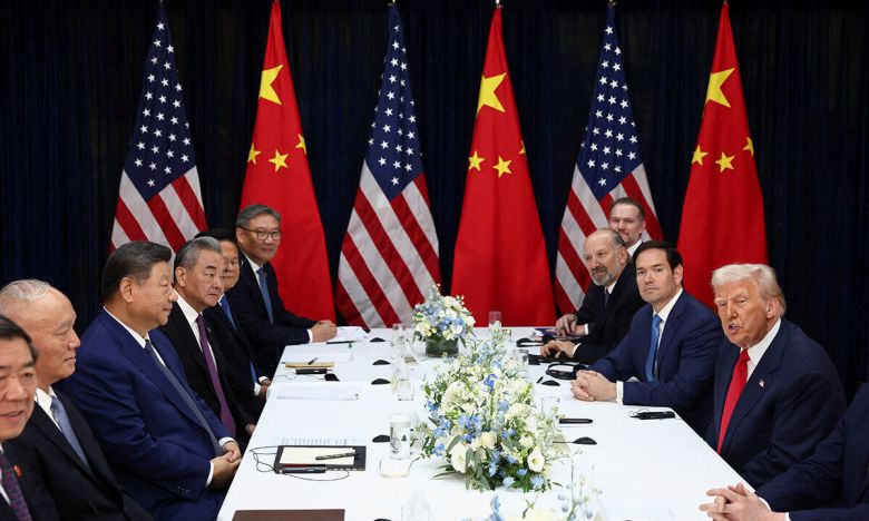 도널드 트럼프 미국 대통령(오른쪽)과 시진핑 중국 국가주석이 30일 부산 김해공군기지 나래마루에서 회담하고 있다. 로이터연합뉴스