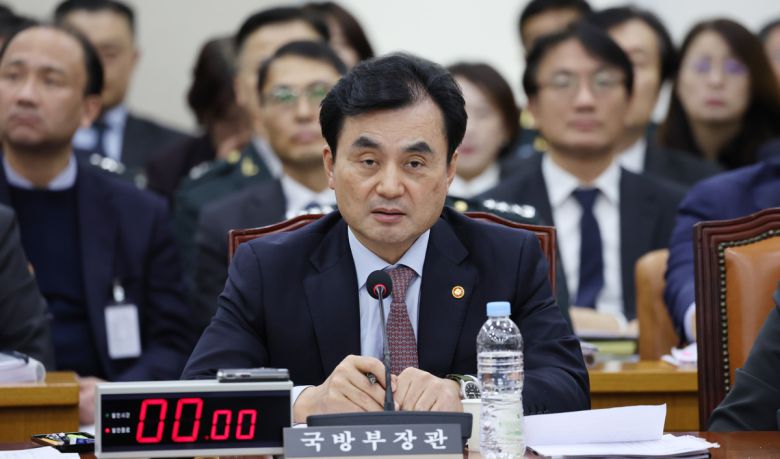“핵잠 4척 이상 필요” 안규백 국방장관이 30일 서울 여의도 국회에서 열린 국방위원회 국정감사에서 질의에 답변하고 있다. 허정호 선임기자