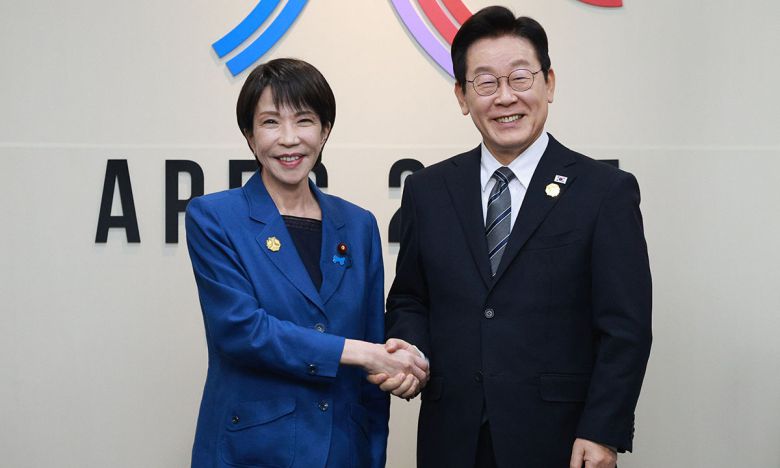 이재명 대통령과 다카이치 사나에 일본 총리가 30일 경북 경주 APEC 정상회의장에서 한일 정상회담 기념촬영을 하고 있다. 뉴시스