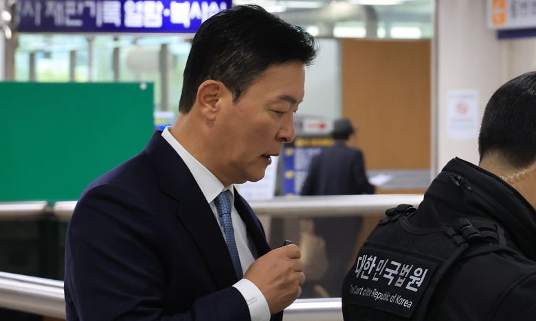 김성훈 전 대통령 경호처 차장이 31일 서초구 서울중앙지법에서 열린 윤석열 전 대통령의 특수공무 집행방해 등 혐의 재판에 증인으로 출석하고 있다. 연합뉴스