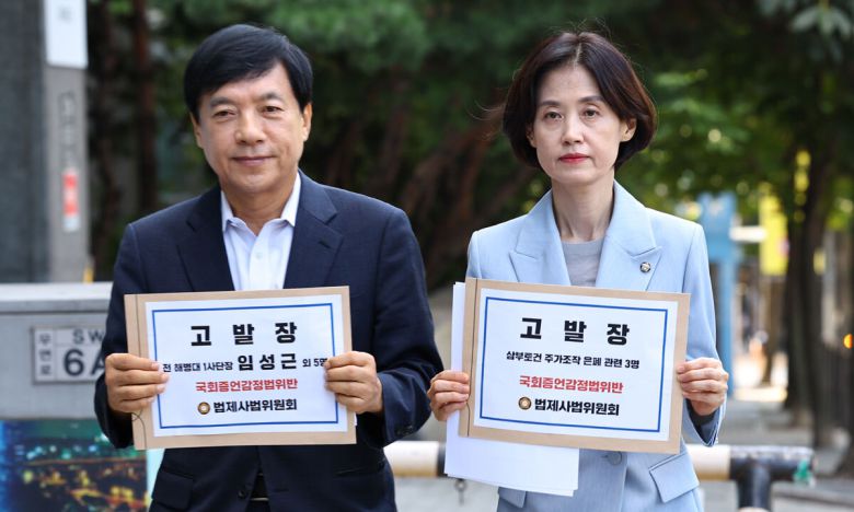 검찰이 당시 검찰총장이었던 윤석열 전 대통령을 사퇴시킬 목적으로 '찍어내기 감찰'을 했다는 의혹을 받는 이성윤 더불어민주당 의원과 박은정 조국혁신당 의원을 혐의없음 처분했다. 이 의원과 박 의원이 9월3일 서울 서초구 이명현 순직해병 특별검사팀 사무실로 국회증언감정법위반 관련 고발장 접수를 위해 이동하고 있다. 뉴시스