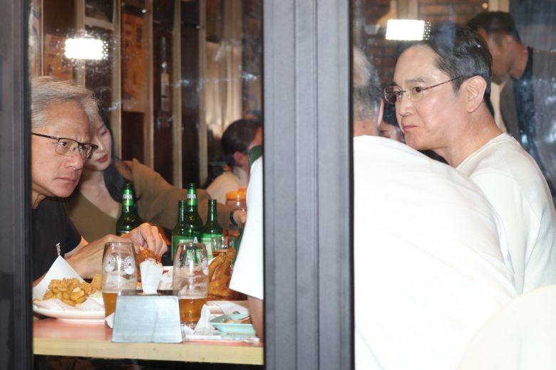 젠슨 황 엔비디아 최고경영자(CEO)가 30일 오후 서울 강남구 삼성역 인근 깐부치킨 매장에서 이재용 삼성전자 회장, 정의선 현대차그룹 회장과 치맥 회동을 하고 있다. 뉴시스(공동취재)