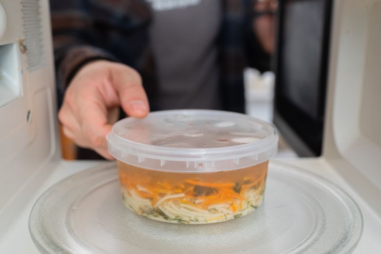 음식이 든 용기의 뚜껑을 완전히 닫은 채로 전자레인지에 가열하면 위험하다. 게티이미지뱅크