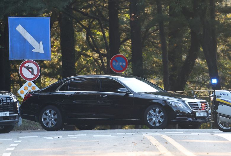 시진핑 중국 국가주석과 다카이치 사나에 일본 총리가 31일 오후 한국에서 중일 정상회담을 개최했다. 이날 다카이치 총리가 탄 것으로 추정되는 차량이 경주 시내 한 호텔 방향으로 향하고 있다. 연합