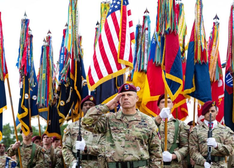미 육군 제82공수사단 사단장 시절의 크리스토퍼 라네브 장군(가운데). 82사단은 2차대전 도중인 1944년 6월 연합군의 노르망디 상륙작전에 참여한 것을 비롯해 2000년대 들어 아프가니스탄·이라크 전쟁에서도 맹활약을 하는 등 미군의 최정예 부대로 꼽힌다. 미 82사단 홈페이지