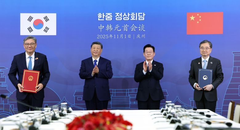 조현 외교부 장관과 왕원타오 중국 상무부장이 1일 경북 경주박물관에서 이재명 대통령과 시진핑 중국 국가주석이 참석한 가운데 '2026-2030 경제협력 공동계획' 양해각서를 체결하고 있다.   뉴시스