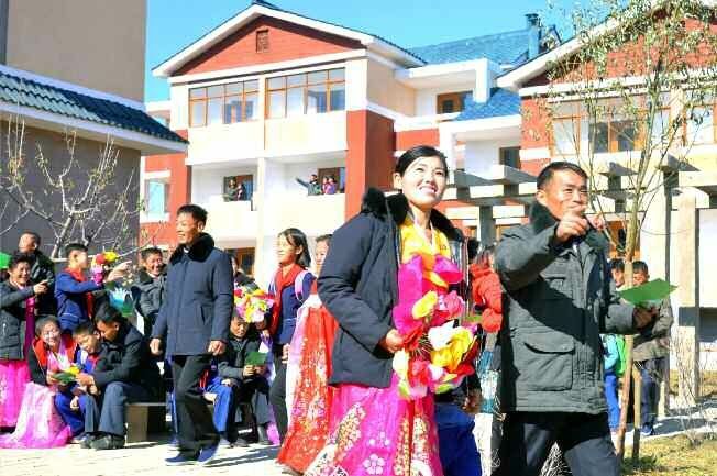 북한 노동당 기관지 노동신문은 26일 "경원군 성내농장에서 살림집 입사모임이 진행됐다"고 보도했다.