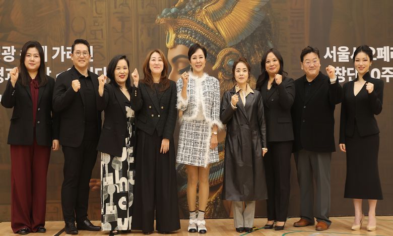 서울시오페라단 창단 40주년 기념작 ‘아이다’ 제작발표회가 열린 21일 서울 세종문화회관 연습실에서 출연진이 기념촬영을 하고 있다. 연합뉴스