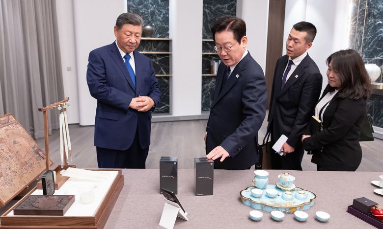 中에 받은 선물 설명듣는 李 이재명 대통령이 1일 경북 소노캄 경주 그랜드볼룸에서 시진핑 중국 국가주석(왼쪽)이 선물한 샤오미 스마트폰과 문방사우에 대한 설명을 듣고 있다. 대통령실 제공