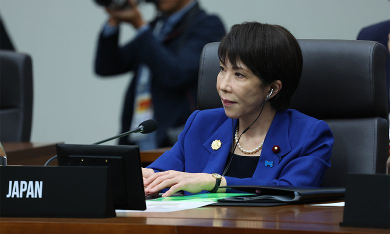 다카이치 사나에 일본 총리가 지난 10월 31일 경주화백컨벤션센터(HICO)에서 열린 2025 아시아태평양경제협력체(APEC) 정상회의 제1세션에서 이재명 대통령의 발언을 듣고 있다. 연합뉴스