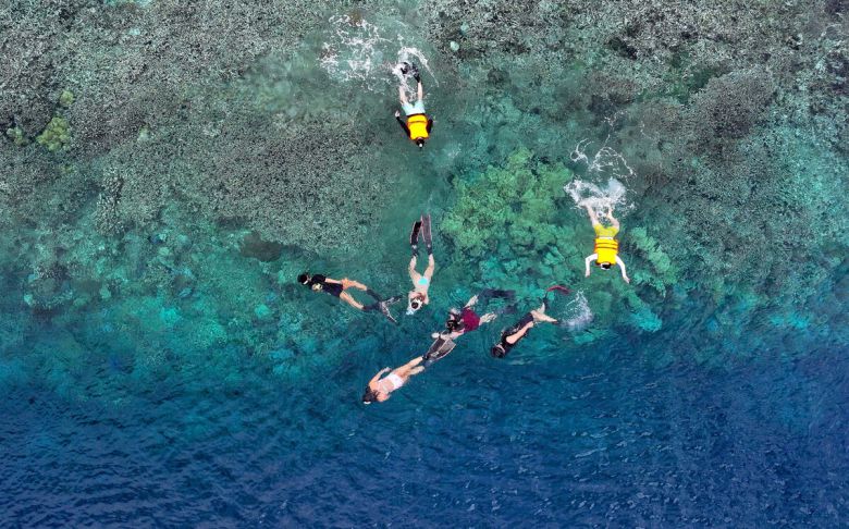 29일(현지시간) 인도네시아 마나도 부나켄 해양국립공원에서 이스타항공의 인천-마나도 첫 편을 통해 도착한 관광객들이 스노쿨링과 다이빙을 즐기며 기념촬영을 하고 있다. 마나도 부나켄 해양국립공원은 맑은 바다 속에서 1,300종 이상의 해양 생물과 370여 종의 살아있는 산호초 등을 맨 눈으로 감상할 수 있어 세계 3대 다이빙 성지로 불린다.