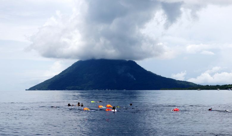 마나도 부나켄 해양국립공원에서 스노쿨링 즐기는 관광객들