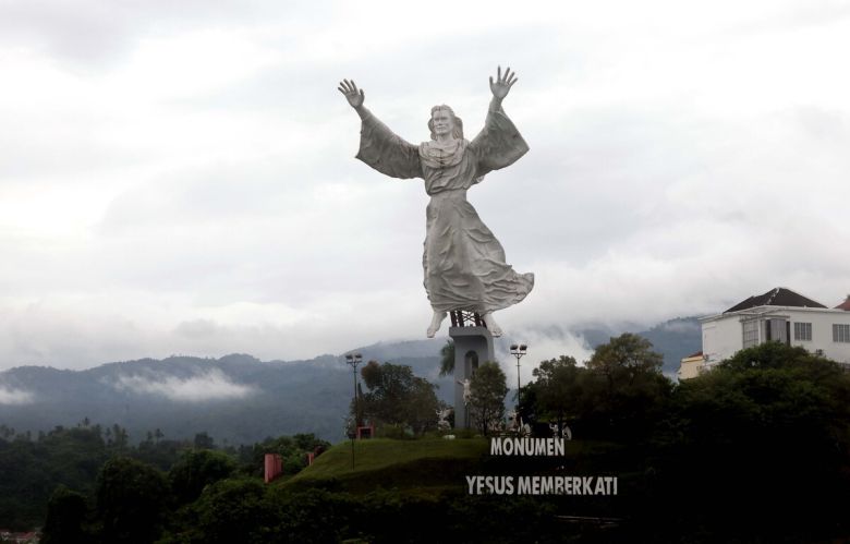 예수 축복상(Yesus Memberkati Statue) 인도네시아의 대표 종교인 이슬람교인 거에 비해 마나도인의 70% 이상이 기독교라고 한다. 마나도 시내의 상징물이라고도 불리는 이 예수 축복상은 높이 50미터에 달하며 세계에서 큰 예수상 중 하나이다.