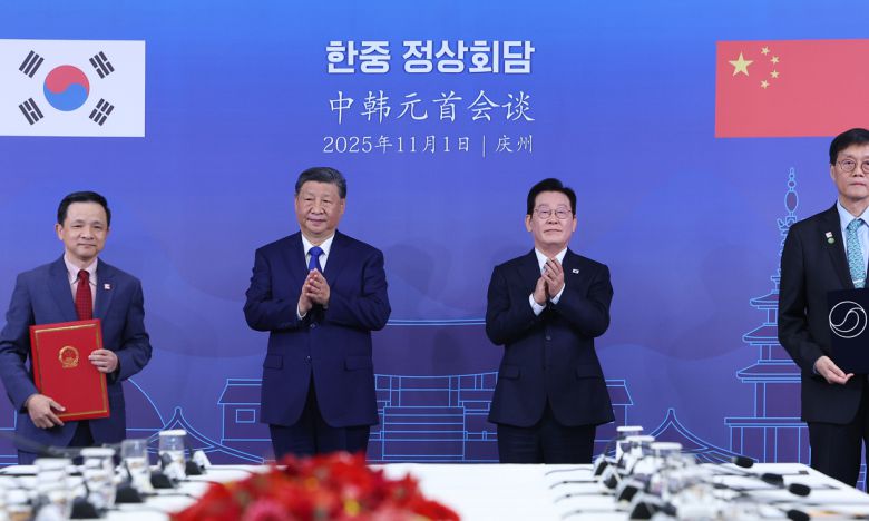 이창용 한국은행 총재와 다이빙 주한중국대사가 1일 경북 국립경주박물관에서 이재명 대통령과 시진핑 중국 국가주석이 참석한 가운데 '원/위안 통화스왑 계약'을 체결하고 있다. 연합뉴스