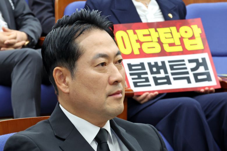 장동혁 국민의힘 대표가 4일 오전 서울 여의도 국회에서 열린 의원총회에 출석해 있다. 뉴시스