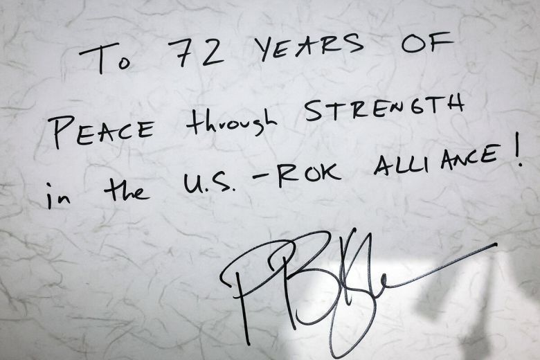 “72년 평화, 동맹의 힘” 피트 헤그세스 미 국방장관은 4일 서울 용산구 국방부 청사 방명록에 ‘한·미동맹의 힘으로 이룬 72년의 평화!(To 72 years of peace through strength in the U.S.-ROK alliance!)’라고 적었다. 사진공동취재단