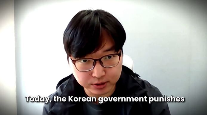 IQ 276으로 세계에서 가장 높은 IQ 기록을 보유한 것으로 알려진 김영훈씨가 “오늘날 한국 정부는 애국자를 처벌하고 공산주의자들을 찬양한다”며 미국 망명을 신청한다고 밝혔다. 김영훈씨 SNS 계정 영상 캡처