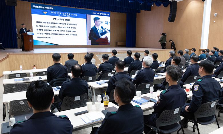 문형배 전 헌법재판소장 권한대행이 4일 서울 서대문구 경찰청에서 열린 2025 전국 경비경찰 워크숍에서 공직자의 청렴을 주제로 특별 강연하고 있다. 뉴시스