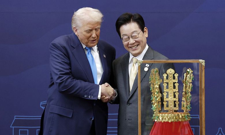 이재명 대통령이 지난달 29일 경북 경주박물관에서 도널드 트럼프 미국 대통령에게 '천마총 금관 모형'을 선물한 뒤 악수하고 있다.