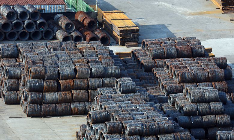 경기 평택시 포승읍 평택항에 철강제품이 쌓여있는 모습. 뉴스1