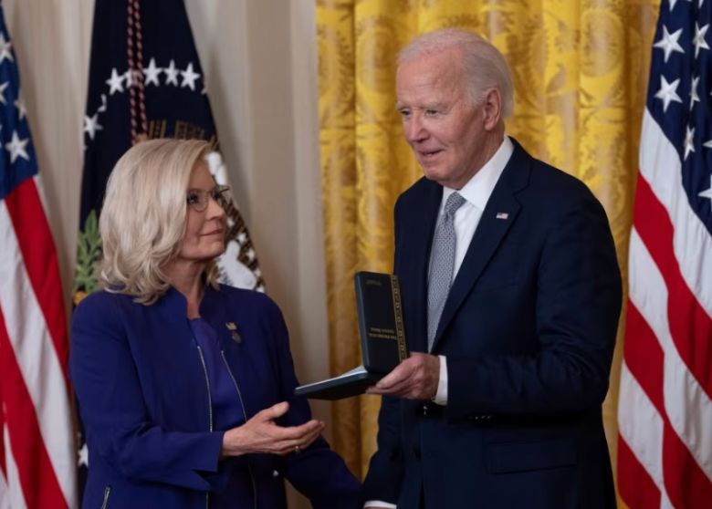 올해 1월 퇴임을 앞둔 조 바이든 미국 대통령(오른쪽)이 리즈 체니 전 공화당 하원의원에게 미국 민주주의에 기여한 공로로 ‘대통령 시민 메달’ 훈장을 수여하고 있다. 리즈 체니는 딕 체니 전 부통령의 딸이다. AFP연합뉴스